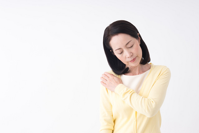 肩の痛みで悩む女性