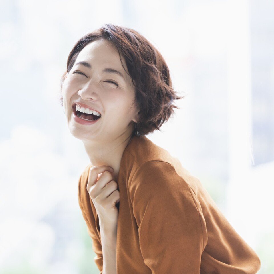 笑顔でリラックスする女性