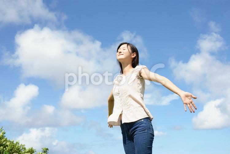 日光浴をする女性の写真